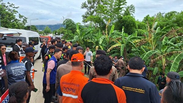 หนุ่มซิ่งกระบะ ขนยาบ้า 3 หมื่นเม็ด เสียหลักพุ่งเสยท้าย รถรับส่งนักเรียน เต็มแรง เด็กนักเรียนบาดเจ็บ 16 ราย สาหัส 3 ราย ชาวบ้านช่วยกันตะครุบตัว
