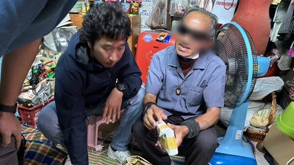 เฮียปุ๊ พกตราชั่งพิสูจน์ทอง หลังตำรวจบุกจับ ลุงขับแท็กซี่ เก็บทอง 49 บาท เผยสาเหตุเชื่อมาตลอดว่าจะได้คืน ระบุ ไม่ติดใจหากทองอยู่ไม่ครบ