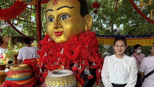 นักธุรกิจสาว ขนพิซซ่า 200 ถาด แก้บน กุมารทองเจ้าสัวเฮง อาศรมฤาษีเณร หลังประสบความสำเร็จตามคำขอ แห่ส่องเลขเด็ดอ่างน้ำมนต์ลุ้นโชคงวดนี้