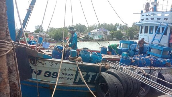 เปิดสาเหตุ ลูกเรือ 10 คนหมดสติในเรือ เจ้าหน้าที่เร่งลงพื้นที่ช่วยเหลือ พบอาการสาหัส 1 ราย หลังลงไปช่วยเพื่อนคนแรกที่น็อกขณะเก็บปลาใต้ท้องเรือ