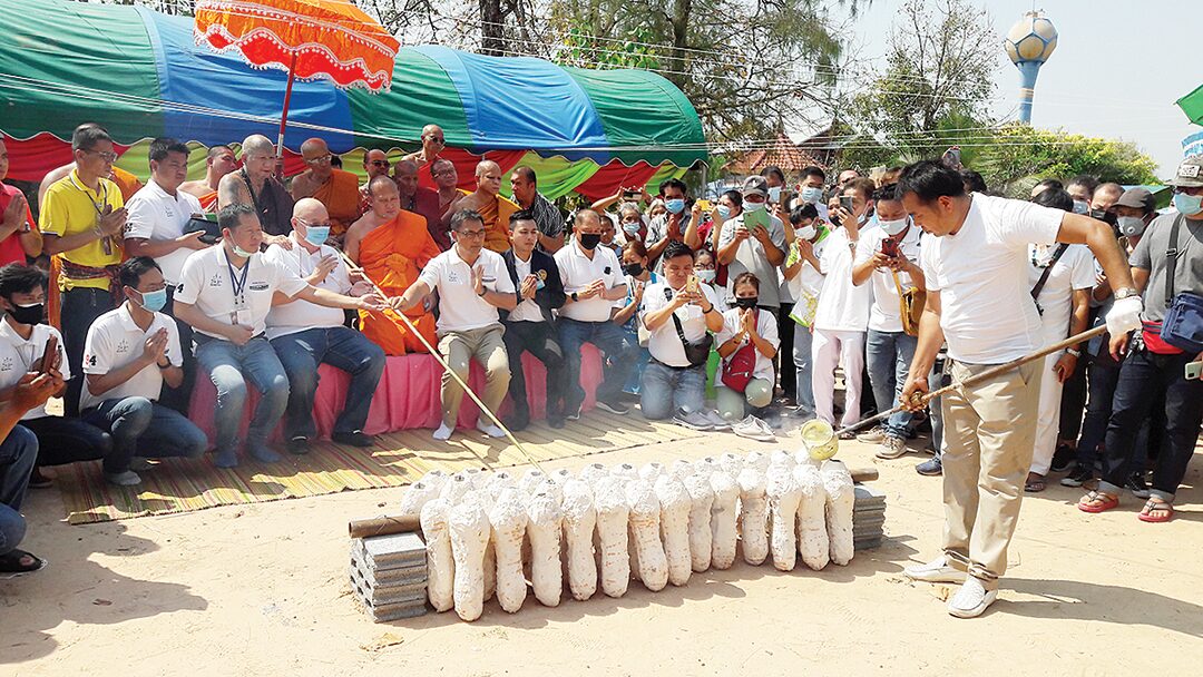 ข่าวสดพระเครื่อง - เหรียญรวยสมปรารถนาหลวงปู่ขำ สมทบสร้างเจดีย์วัดบ้านหนองแดง
