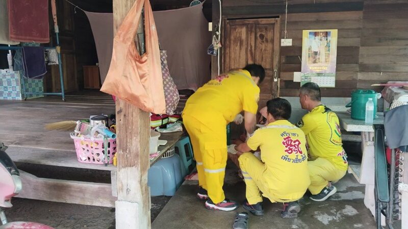 หึงโหด หนุ่มจับได้แฟนสาวคุยแชทชายอื่น คว้ามีดปังตอฟันยับ ข้อมือหวิดขาดปางตาย