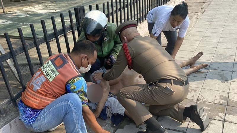 นาทีชีวิต ชื่นชมตำรวจจราจร สน.คันนายาว เข้าช่วยทำ CPR ชายหมดสติ