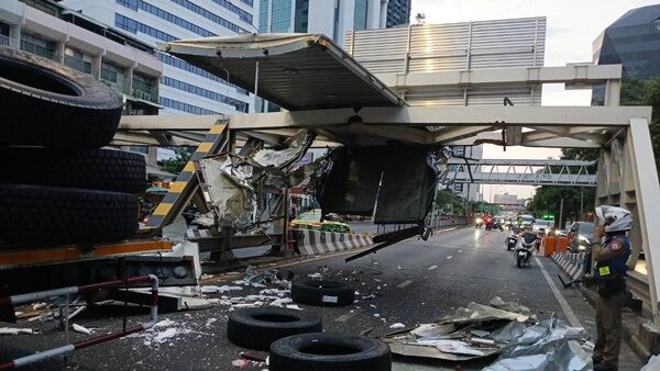 ระทึก รถบรรทุกพุ่งชน คานกั้นความสูง สนั่นแยกพญาไท พังเสียหายยับเยิน เจ้าหน้าที่เร่งเคลื่อนย้าย
