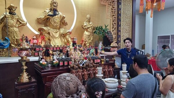 พบสาเหตุแล้ว บรั่นดีไทย ยี่ห้อดังขาดตลาด ขนแก้บน วิหารองค์กวนอู 'ริว จิตสัมผัส' เผย มีกว่า 2 แสนขวด เล่าที่มา อึ้ง 3 วันได้ตามขอ