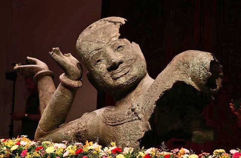 กัมพูชาส่งรูปปั้นสัมฤทธิ์ “พระวิษณุ” ใหญ่สุดและอายุหลายร้อยปีไปบูรณะที่ฝรั่งเศส