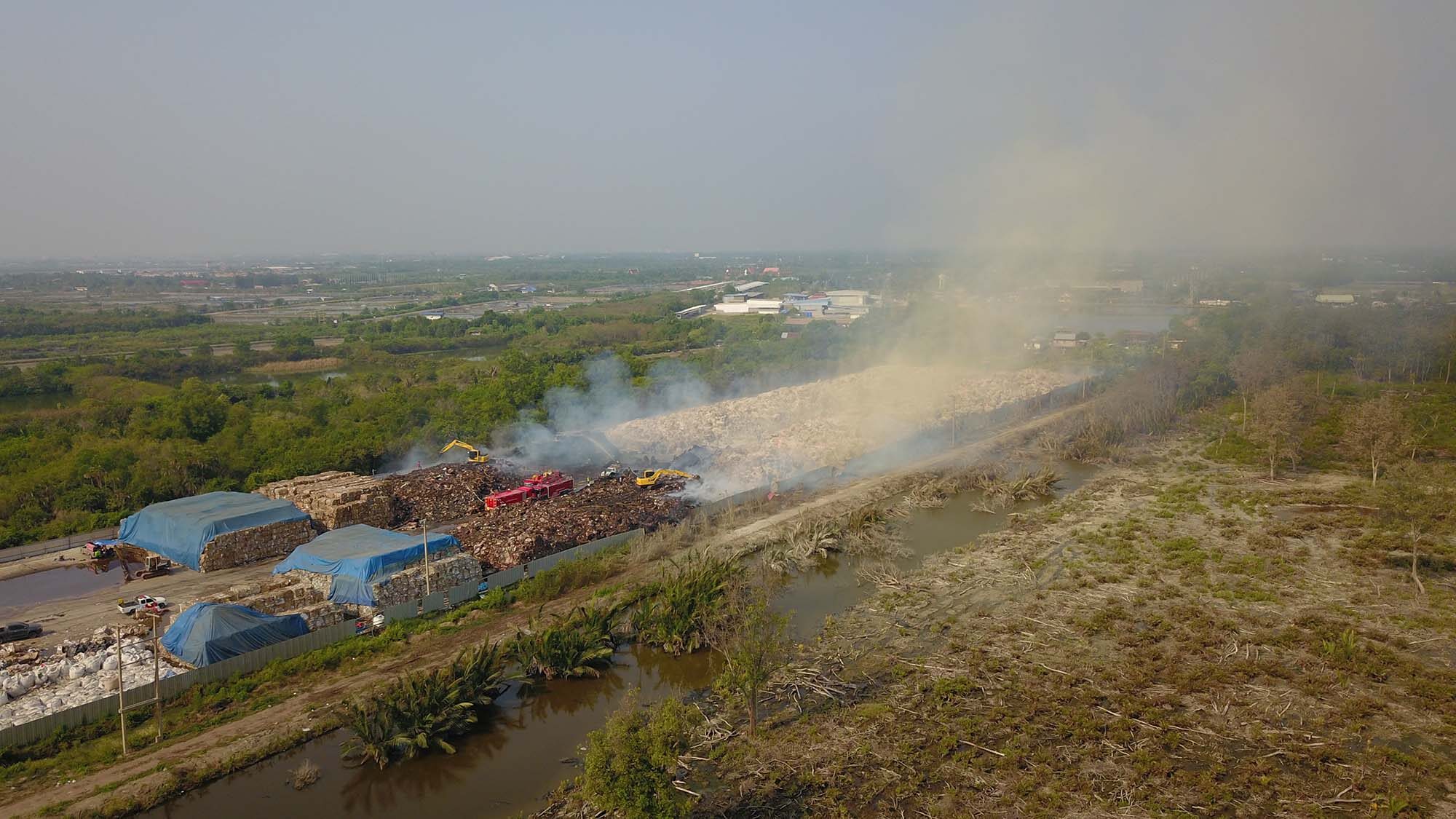 คาด3วันถึงจะดับสนิท ไฟไหม้กองกระดาษโรงงานรีไซเคิล เสียหายกว่า 200 ล้าน