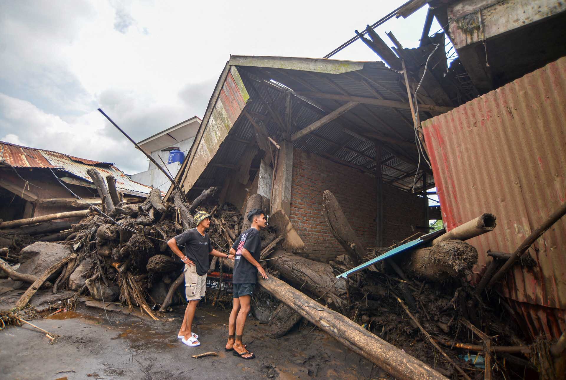 “ลาวาเย็น-ดินถล่ม” ไหลบ่าจากภูเขาไฟมาราปี ฝังกลบชุมชน-สังเวยพุ่ง 40 ศพ