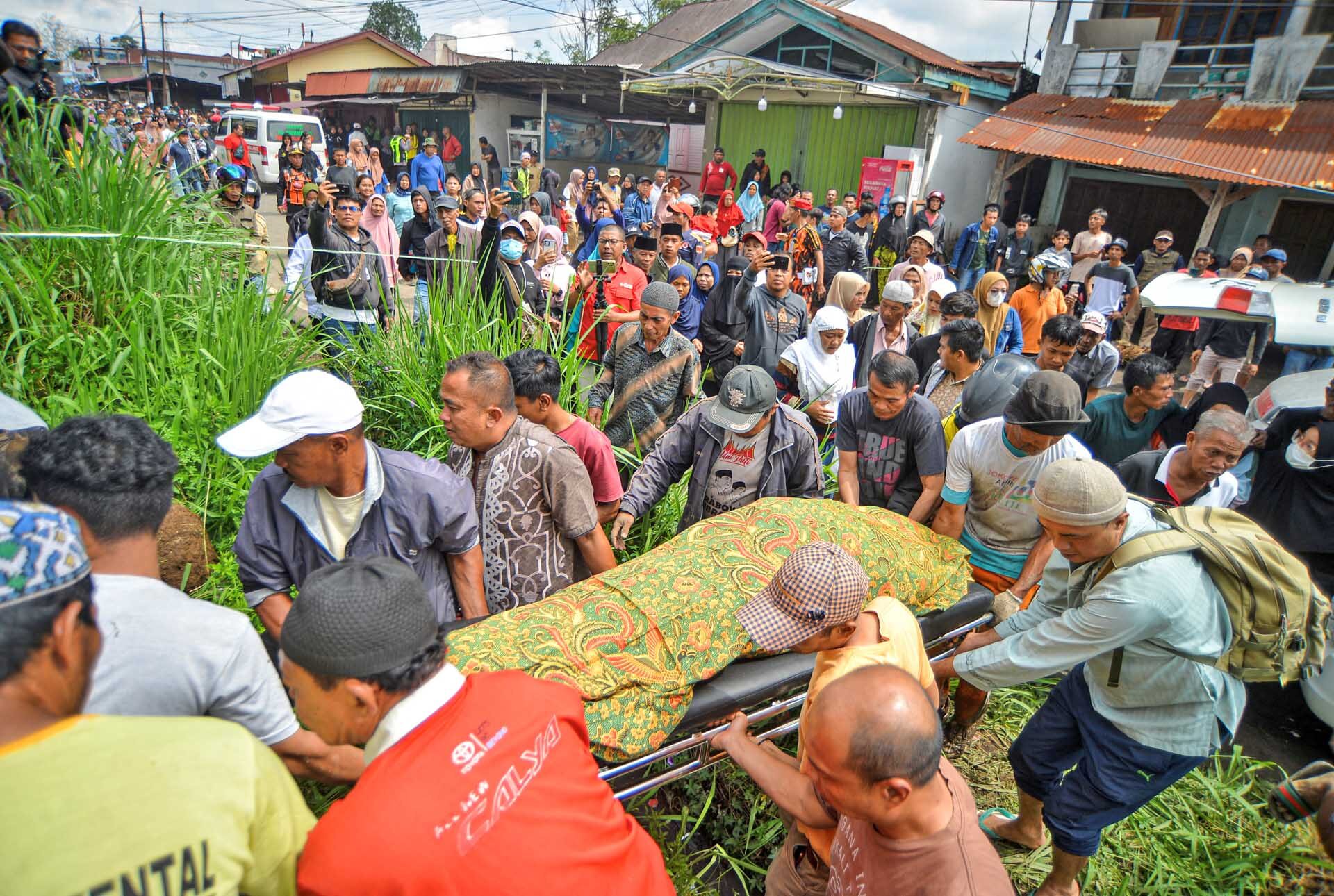 “ลาวาเย็น-ดินถล่ม” ไหลบ่าจากภูเขาไฟมาราปี ฝังกลบชุมชน-สังเวยพุ่ง 40 ศพ