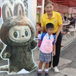 ไอเดียเก๋ โรงเรียนนำป้ายสแตนดี้ลาบูบู้โชว์ เปิดเทอมปีนี้ มีแต่ความสดใส เด็กๆไม่ร้องไห้