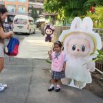 ไอเดียเก๋ โรงเรียนนำป้ายสแตนดี้ลาบูบู้โชว์ เปิดเทอมปีนี้ มีแต่ความสดใส เด็กๆไม่ร้องไห้