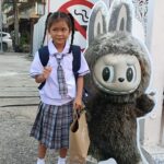 ไอเดียเก๋ โรงเรียนนำป้ายสแตนดี้ลาบูบู้โชว์ เปิดเทอมปีนี้ มีแต่ความสดใส เด็กๆไม่ร้องไห้