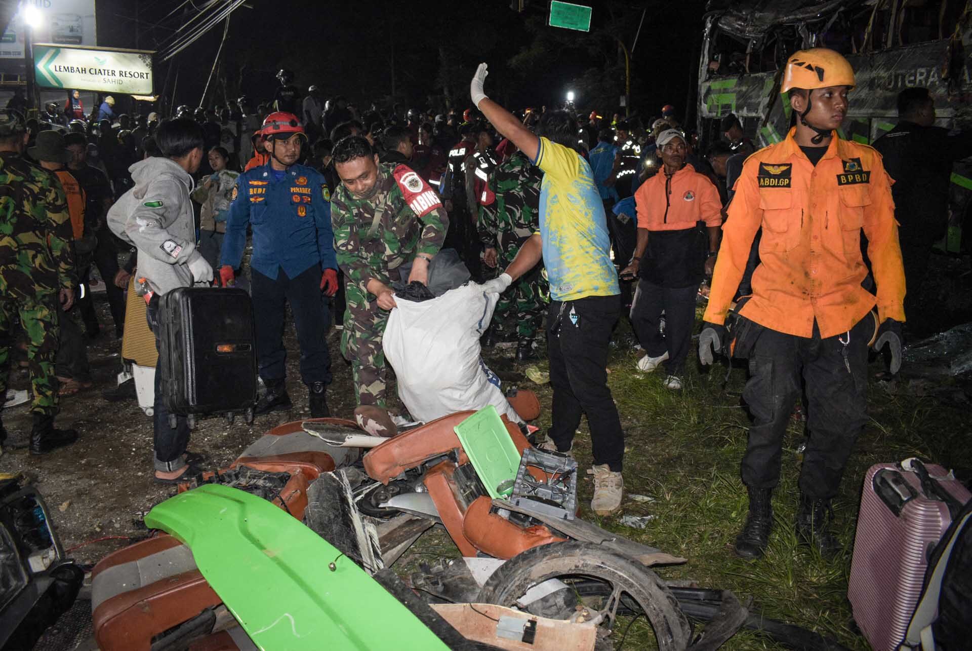 บัสนักเรียน “เสียหลักชนยับ” คร่า 11 ศพ-สุดสลดกำลังไปเที่ยวฉลองจบการศึกษา