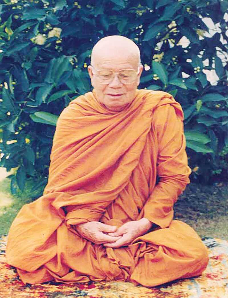 ข่าวสดพระเครื่อง - ร้อยเอ็ดตักบาตรน้อมรำลึก 107 ปีชาตกาล-หลวงปู่ศรี
