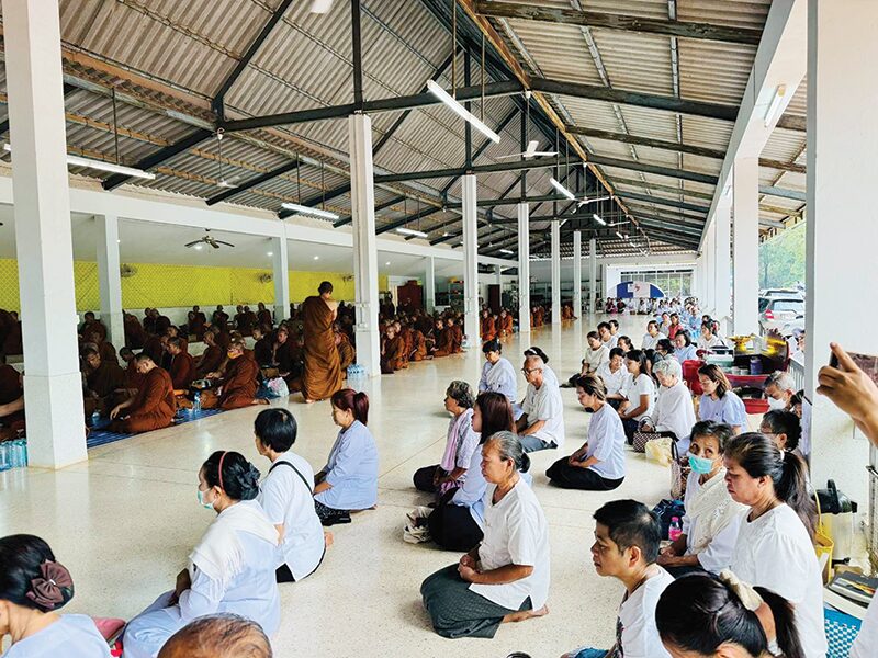 ข่าวสดพระเครื่อง - ร้อยเอ็ดตักบาตรน้อมรำลึก 107 ปีชาตกาล-หลวงปู่ศรี