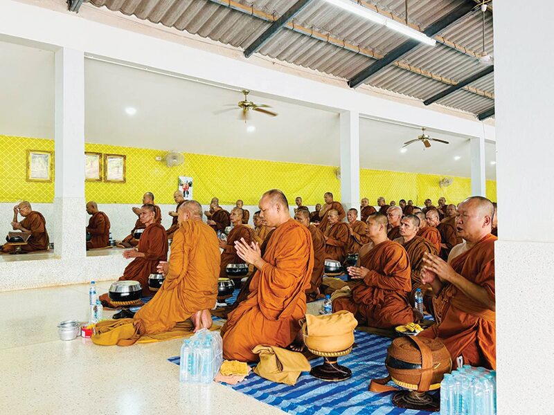 ข่าวสดพระเครื่อง - ร้อยเอ็ดตักบาตรน้อมรำลึก 107 ปีชาตกาล-หลวงปู่ศรี
