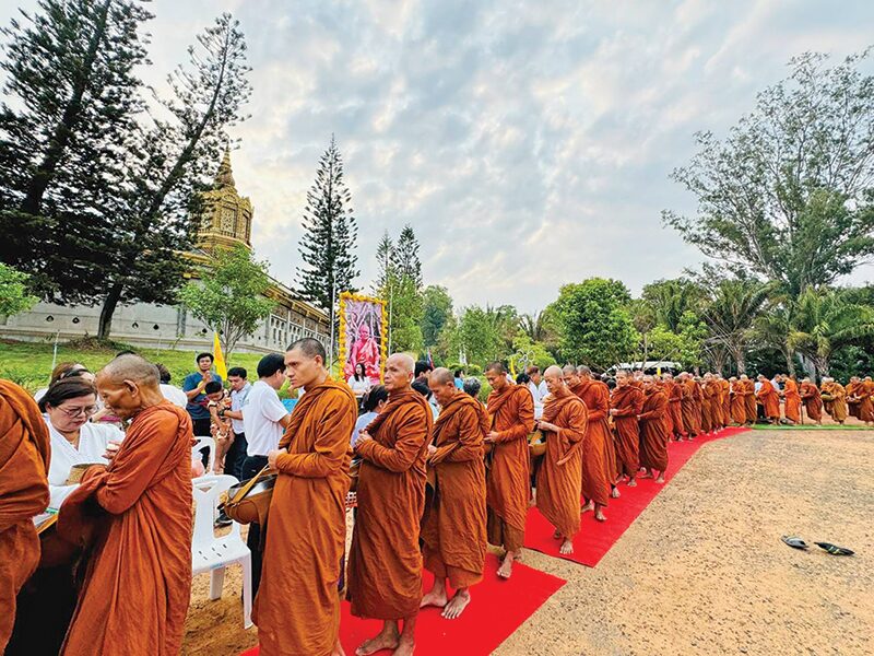 ข่าวสดพระเครื่อง - ร้อยเอ็ดตักบาตรน้อมรำลึก 107 ปีชาตกาล-หลวงปู่ศรี