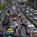 อ่วม ฝนตกกระหน่ำชั่วโมงเดียว ทำน้ำท่วมหนัก-จราจรติดหนึบ ระดมเครื่องสูบเร่งระบายน้ำ