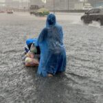 อ่วม ฝนตกกระหน่ำชั่วโมงเดียว ทำน้ำท่วมหนัก-จราจรติดหนึบ ระดมเครื่องสูบเร่งระบายน้ำ