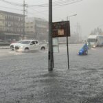 อ่วม ฝนตกกระหน่ำชั่วโมงเดียว ทำน้ำท่วมหนัก-จราจรติดหนึบ ระดมเครื่องสูบเร่งระบายน้ำ