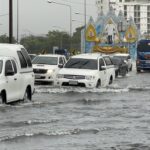 อ่วม ฝนตกกระหน่ำชั่วโมงเดียว ทำน้ำท่วมหนัก-จราจรติดหนึบ ระดมเครื่องสูบเร่งระบายน้ำ