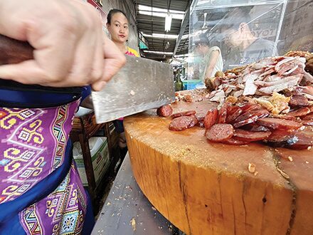 สวรรค์ในครัว - ข้าวหมูแดง-หมูกรอบ นครสนุก แยกวรจักร