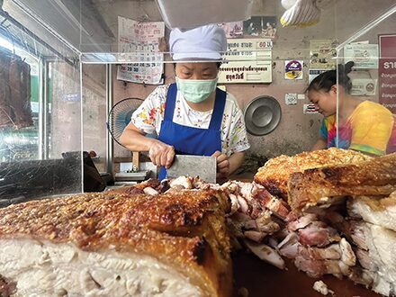 สวรรค์ในครัว - ข้าวหมูแดง-หมูกรอบ นครสนุก แยกวรจักร