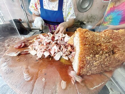 สวรรค์ในครัว - ข้าวหมูแดง-หมูกรอบ นครสนุก แยกวรจักร