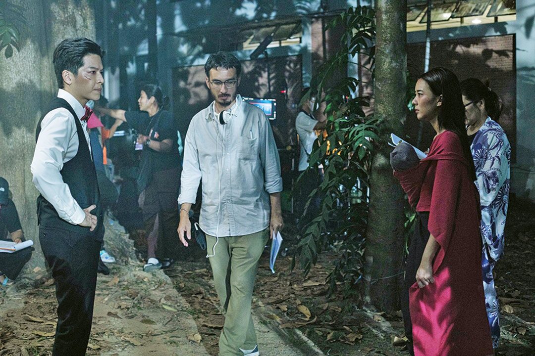 เบื้องหลังมายา