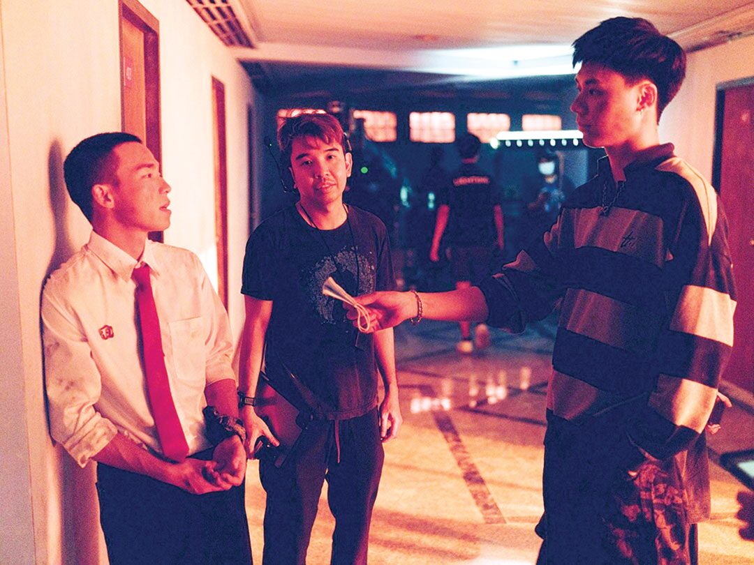 เบื้องหลังมายา