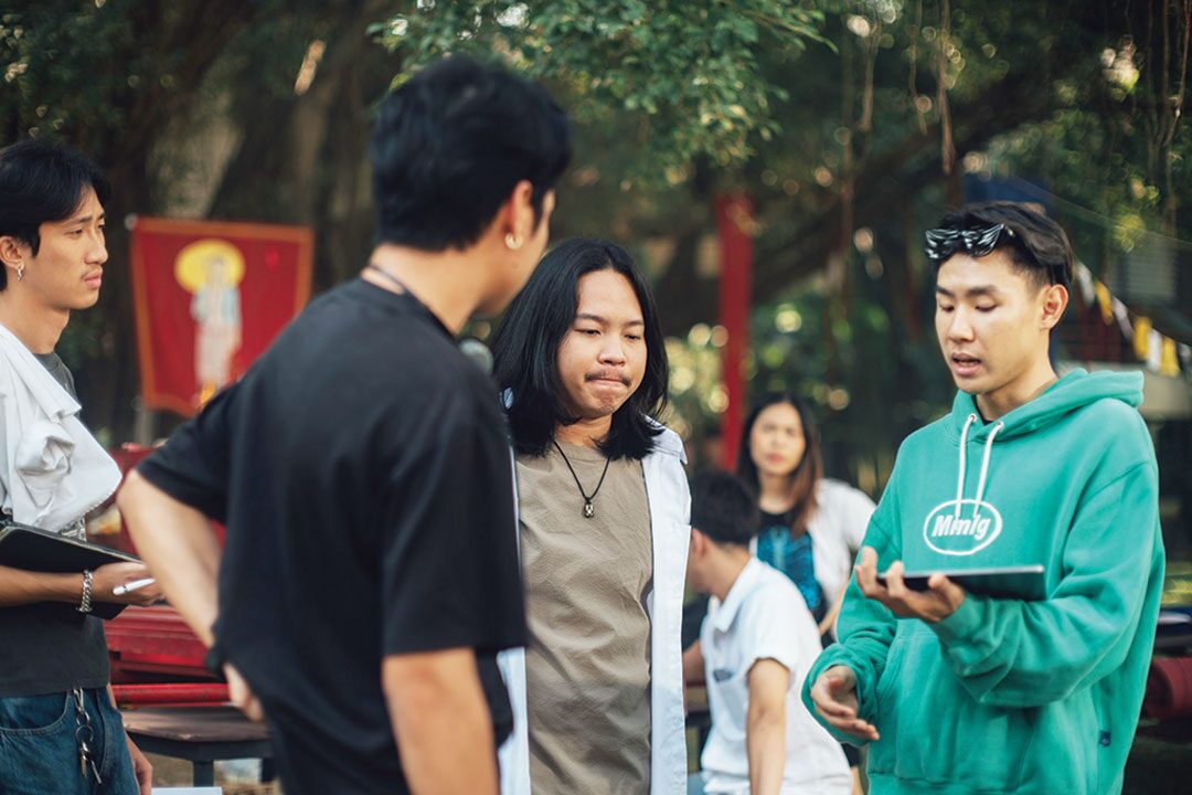เบื้องหลังมายา