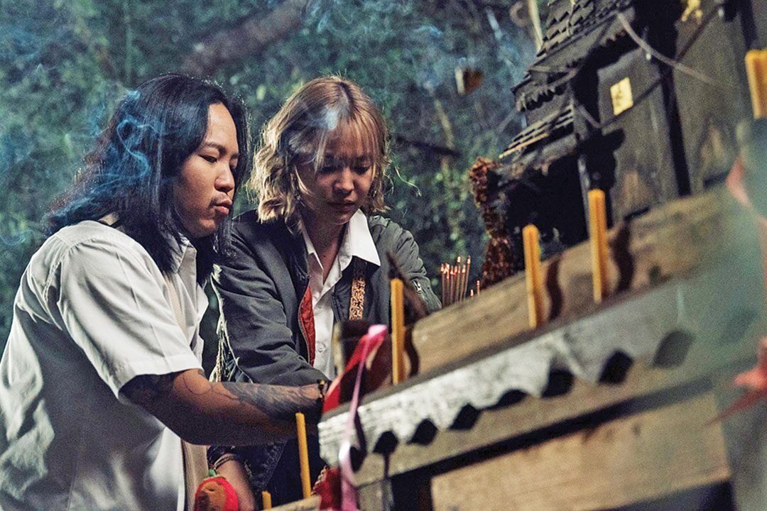 เบื้องหลังมายา