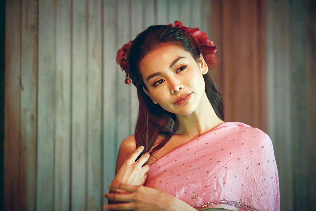 เบื้องหลังมายา