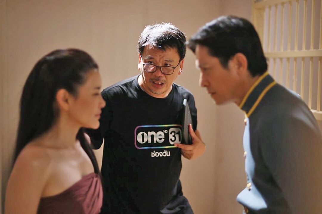 เบื้องหลังมายา