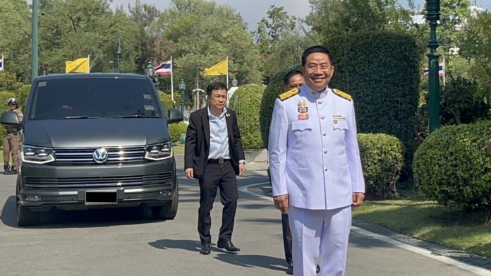 นายพิชิต ชื่นบาน รัฐมนตรีประจำสำนักนายกรัฐมนตรี