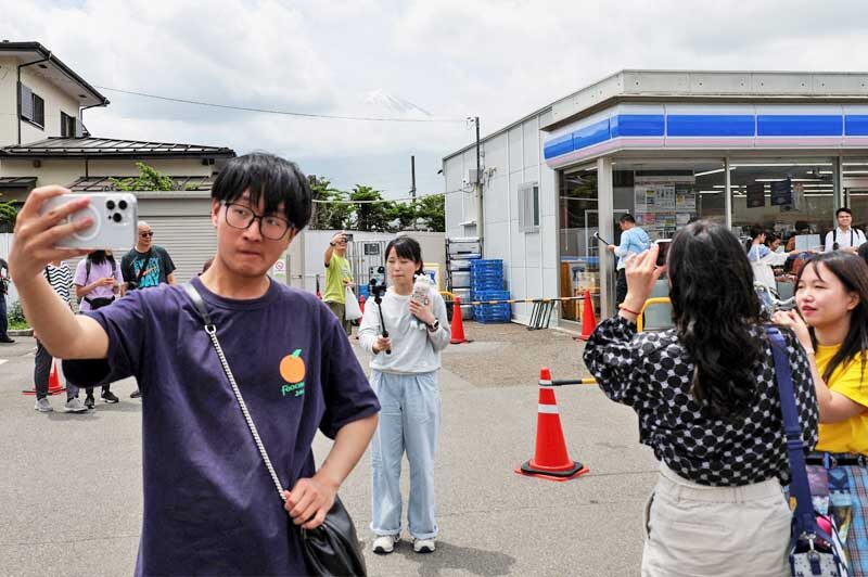 นักท่องเที่ยวแห่ถ่ายรูป “ร้านลอว์สันวิวภูเขาฟูจิ” แห่งที่ 2 หลังสาขาแรกถูกขึงตาข่ายปิด