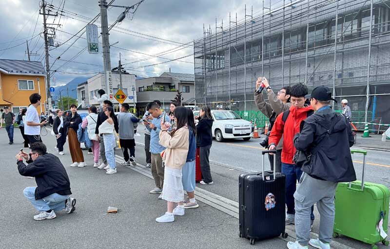นักท่องเที่ยวแห่ถ่ายรูป “ร้านลอว์สันวิวภูเขาฟูจิ” แห่งที่ 2 หลังสาขาแรกถูกขึงตาข่ายปิด