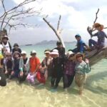นักท่องเที่ยว แห่เซลฟี่ขอนไม้ยักษ์รูปร่างสวยแปลกตา สัญลักษณ์เด่น ริมหาดเกาะกระดาน  