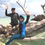 นักท่องเที่ยว แห่เซลฟี่ขอนไม้ยักษ์รูปร่างสวยแปลกตา สัญลักษณ์เด่น ริมหาดเกาะกระดาน  