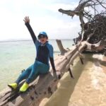 นักท่องเที่ยว แห่เซลฟี่ขอนไม้ยักษ์รูปร่างสวยแปลกตา สัญลักษณ์เด่น ริมหาดเกาะกระดาน  