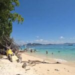 นักท่องเที่ยว แห่เซลฟี่ขอนไม้ยักษ์รูปร่างสวยแปลกตา สัญลักษณ์เด่น ริมหาดเกาะกระดาน  