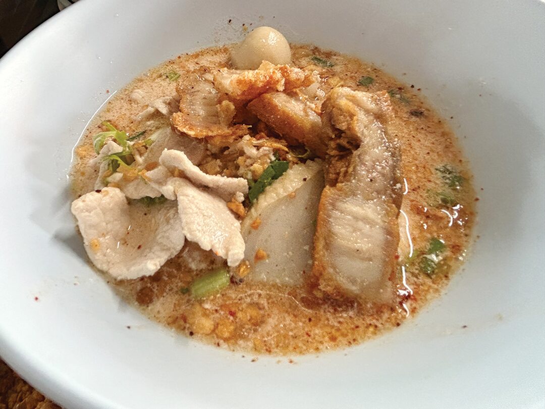 อิ่มอร่อย - ก๋วยเตี๋ยวต้มยำหมูกรอบ เจ๊ดำ ร้านเด็ดย่านวัดลาดสนุ่น-ปทุมฯ