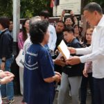 ‘เศรษฐา’ นั่งสามล้อถีบ ชาวลำพูนแห่ส่องทะเบียน หลังหวยออกติดกัน2งวด เล็งเสี่ยงโชค
