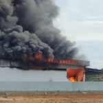 ไฟโหมโกดังเก็บพลาสติก-สารเคมี เจ้าหน้าที่ระดมรถดับเพลิงทุกสารทิศ ยังคุมเพลิงไม่ได้