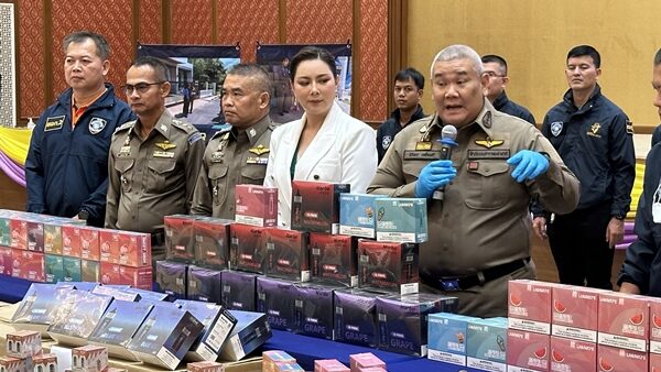 ตำรวจไซเบอร์ นำกำลังบุกค้น 2 จุดสำคัญ ทลายเครือข่าย บุหรี่ไฟฟ้า รายใหญ่ ยึดของกลางกว่า 80,000 ชิ้น มูลค่ากว่า 17 ล้านบาท จับ 2 ผู้ต้องหา อ้างเป็นแค่คนดูแล