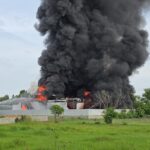 ไฟโหมโกดังเก็บพลาสติก-สารเคมี เจ้าหน้าที่ระดมรถดับเพลิงทุกสารทิศ ยังคุมเพลิงไม่ได้