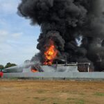 ไฟโหมโกดังเก็บพลาสติก-สารเคมี เจ้าหน้าที่ระดมรถดับเพลิงทุกสารทิศ ยังคุมเพลิงไม่ได้