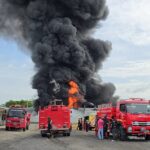 ไฟโหมโกดังเก็บพลาสติก-สารเคมี เจ้าหน้าที่ระดมรถดับเพลิงทุกสารทิศ ยังคุมเพลิงไม่ได้