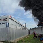 ไฟโหมโกดังเก็บพลาสติก-สารเคมี เจ้าหน้าที่ระดมรถดับเพลิงทุกสารทิศ ยังคุมเพลิงไม่ได้