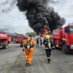 ไฟโหมโกดังเก็บพลาสติก-สารเคมี เจ้าหน้าที่ระดมรถดับเพลิงทุกสารทิศ ยังคุมเพลิงไม่ได้
